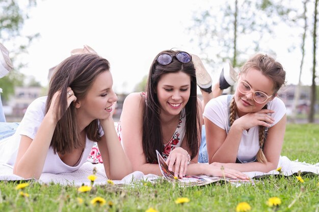 Amistad. Mujeres en el parque durante el día.