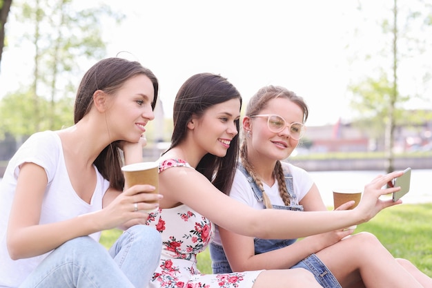 Amistad. Mujeres en el parque durante el día.