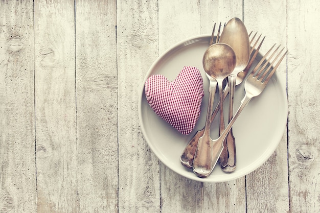 Amor, el día de San Valentín o el concepto de comer con cubiertos de la vendimia, pl