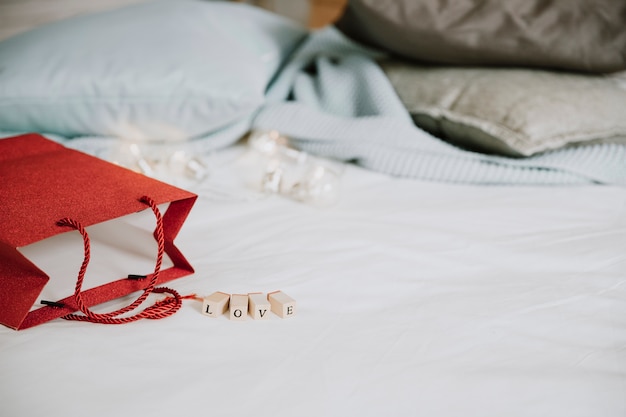 Foto gratuita amor escribiendo y bolsa de papel en la cama