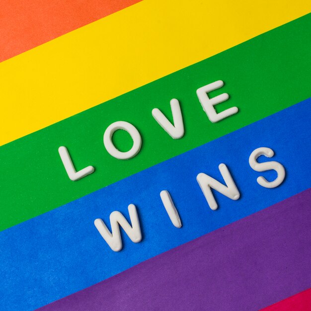 Amor gana palabras en brillante bandera LGBT