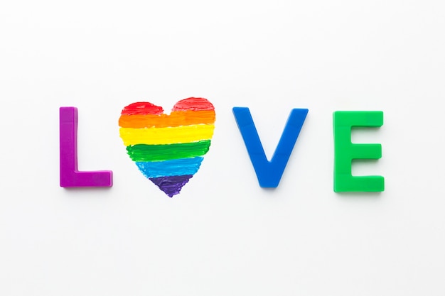 Amor LGBT y corazón del arco iris