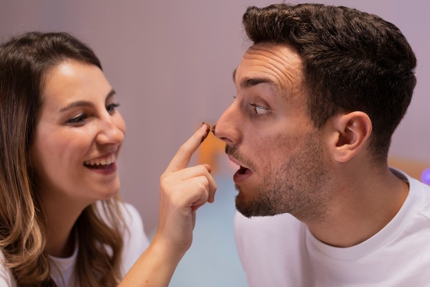 Amor pareja jugando con chocolate