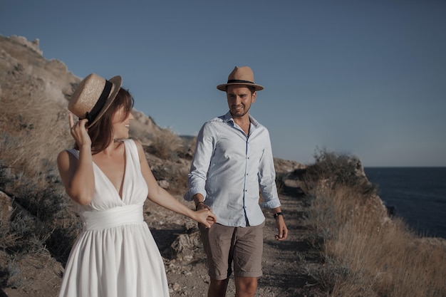 Amor pareja de mujer bonita y hombre con sombreros al aire libre