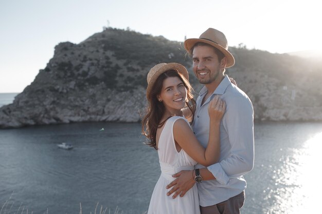 amor pareja de mujer bonita y hombre con sombreros al aire libre