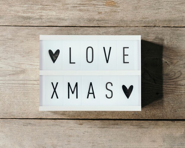 Amor texto navideño en panel led con fondo de madera