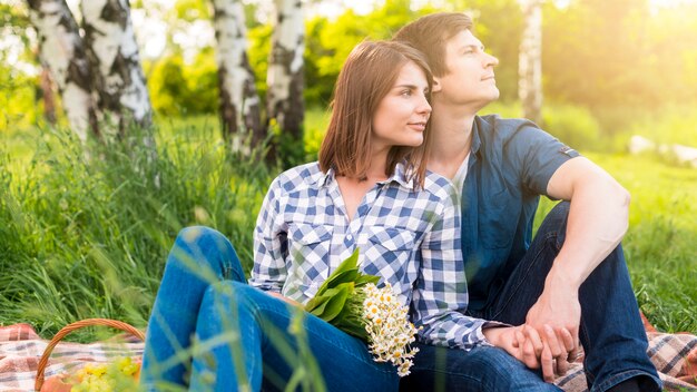 Amores descansando en picnic en glade