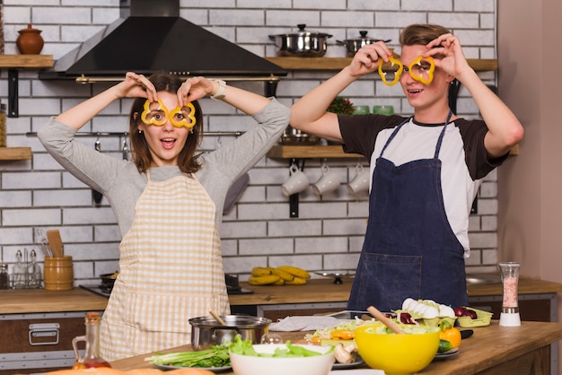 Amores haciendo caras divertidas en la cocina