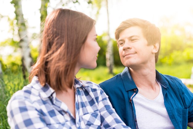 Amores pasar tiempo juntos en la naturaleza