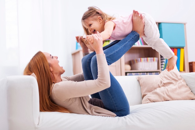 Amorosa madre e hija se divierten juntas