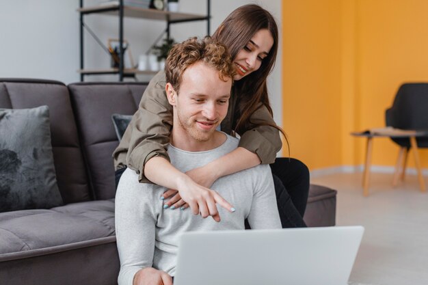 Amorosa mujer y hombre haciendo planes para renovar la casa juntos