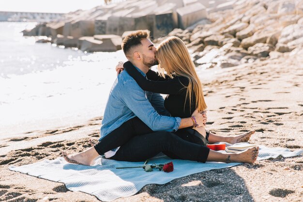 Amorosa pareja apacible abrazando en la playa