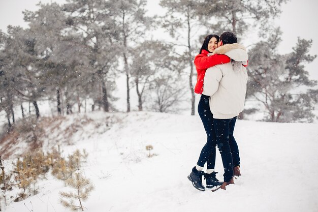 Amorosa pareja caminando en un parque de invierno