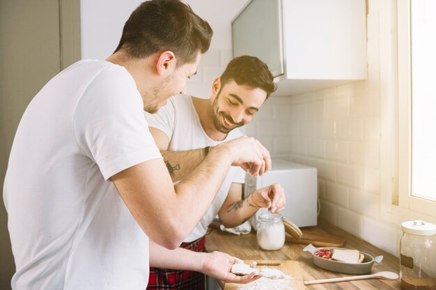Amorosa pareja gay haciendo el desayuno juntos