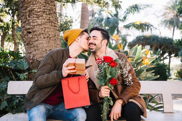 Amorosa pareja gay teniendo aniversario