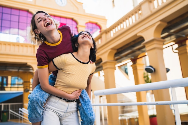 Amorosa pareja de lesbianas divirtiéndose en la calle.