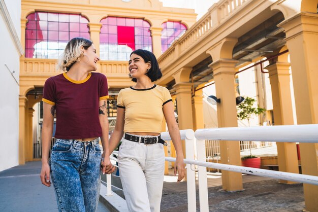 Amorosa pareja de lesbianas tener una cita.