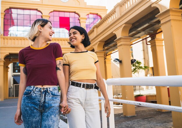 Amorosa pareja de lesbianas teniendo una cita