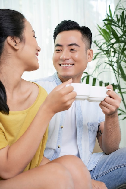 Amorosa pareja tomando un café en casa