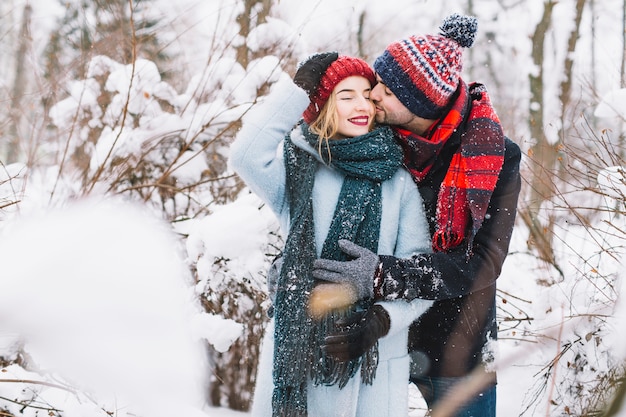 Amoroso hombre y mujer en invierno