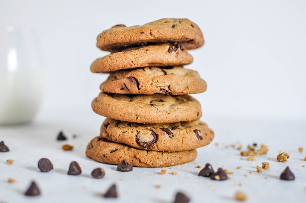 Amplia foto de primer plano selectivo de una pila de galletas de chocolate al horno