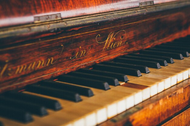 Amplia foto de primer plano del teclado de piano marrón