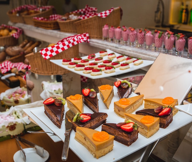 Amplia selección de productos de pastelería en un bonito buffet en una tienda.