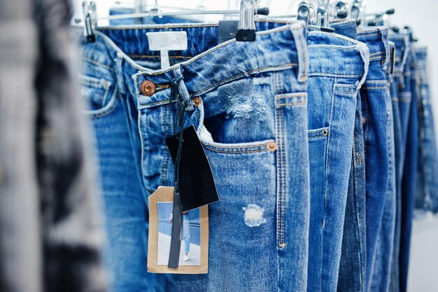 Amplia variedad de jeans colgados en la tienda.