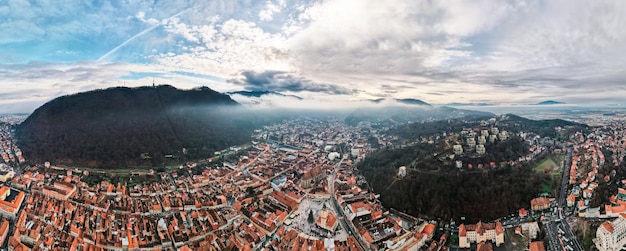 Amplia vista aérea drone de Brasov en invierno Rumania