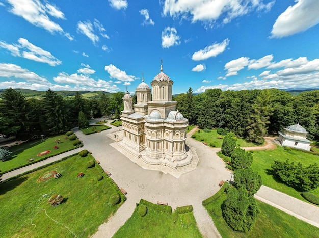 Amplia vista aérea drone del Monasterio de Curtea de Arges en Rumania