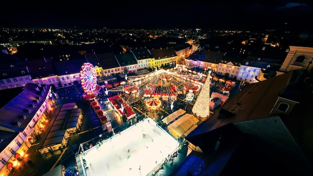 Foto gratuita amplia vista de drones aéreos de la gran plaza en sibiu por la noche rumania centro de la ciudad vieja decorado