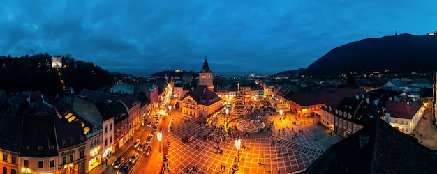 Amplia vista de drones aéreos de la Plaza del Consejo decorada para Navidad en Brasov Rumania