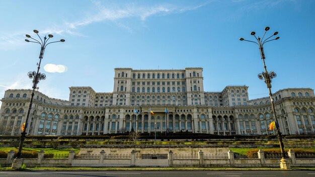 Amplia vista del Palacio del Parlamento en Bucarest Rumania