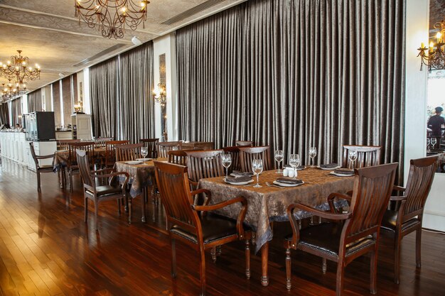 Amplio salón restaurante con mesa y sillas de madera para 6 personas.