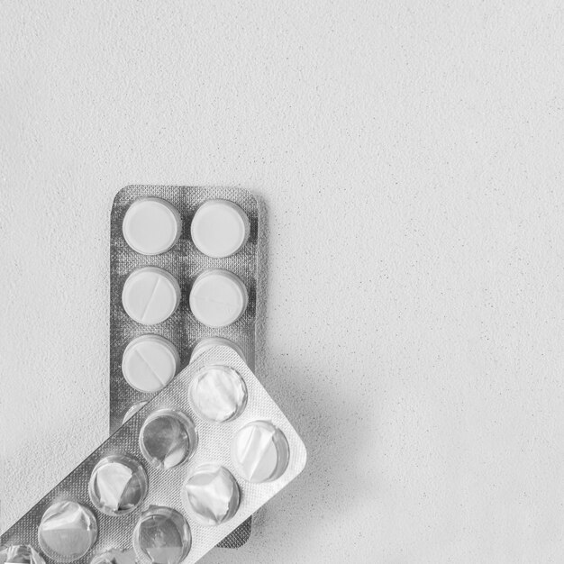 Ampolla vacía de color plata en medicamentos