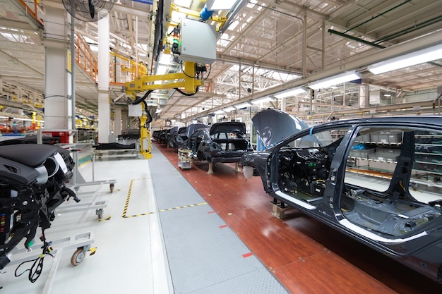Añadir detalles a la carrocería Fabricación de equipos robóticos Montaje del coche Coche moderno Montaje en fábrica