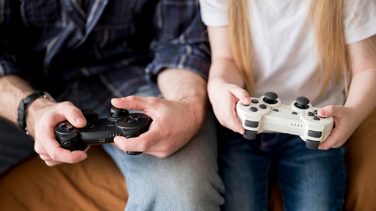 Photo Gratis anak dan ayah bermain dengan joystick dari dekat