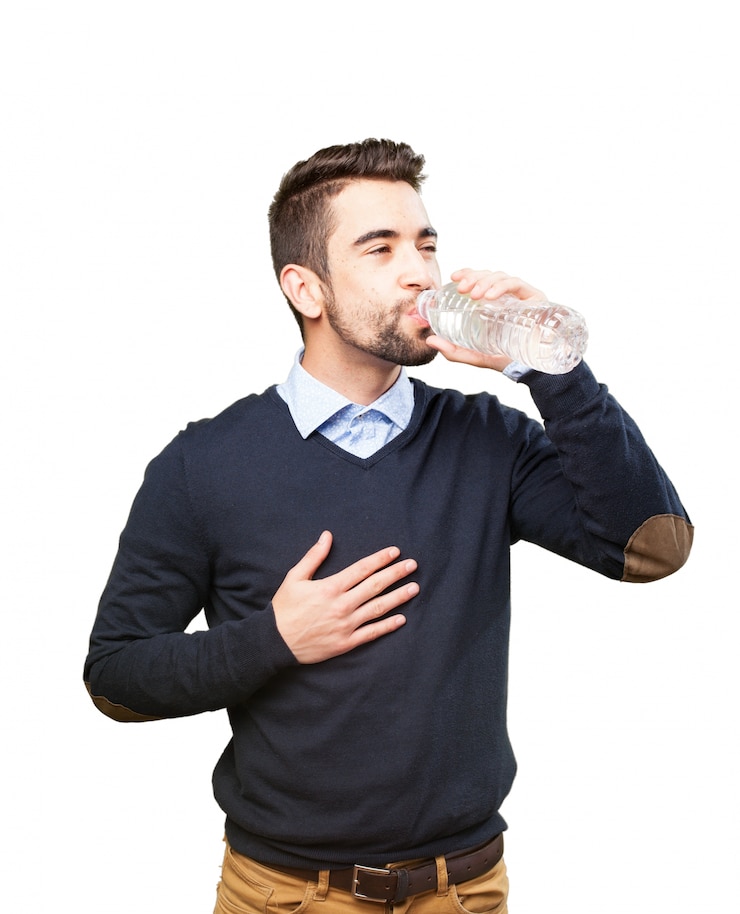 Photo Gratis anak laki-laki haus minum air
