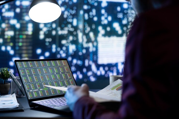 Foto gratuito el analista del mercado de valores revisa las operaciones financieras mensuales por la noche.