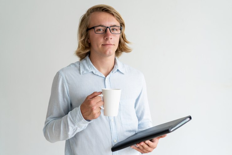 Foto gratuito analista de negocios joven confidente disfrutando de un descanso para tomar café
