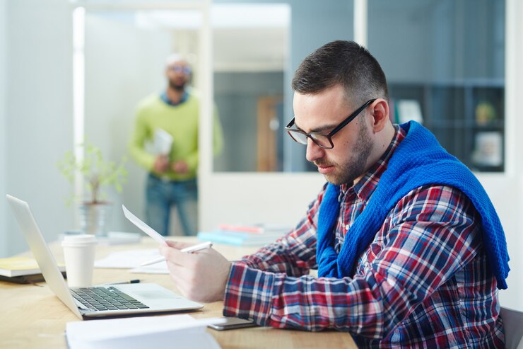 Foto gratuito analista en el trabajo