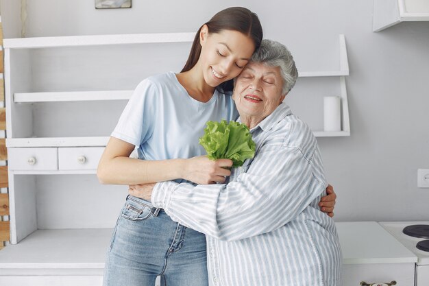 Anciana en una cocina con nieta joven