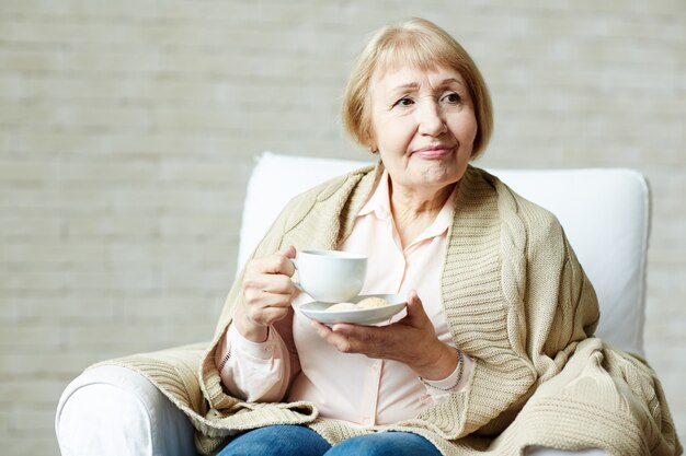 Anciana disfrutando de té