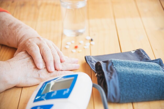 A la anciana se le está controlando la presión arterial con un monitor de presión arterial