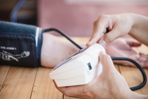 A la anciana se le está controlando la presión arterial con un monitor de presión arterial