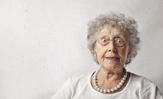 anciana con expresión asombrada