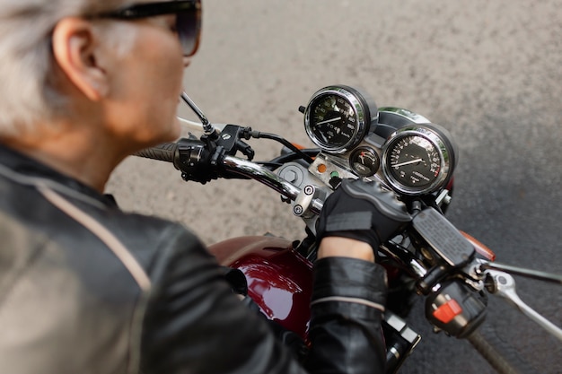 Foto gratuita anciana fresca de alto ángulo con motocicleta