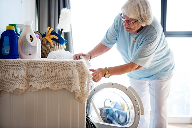 Anciana haciendo una colada