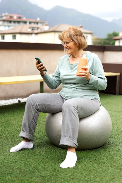 Anciana haciendo ejercicios de fitness