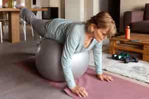 Foto gratuita anciana haciendo ejercicios de fitness
